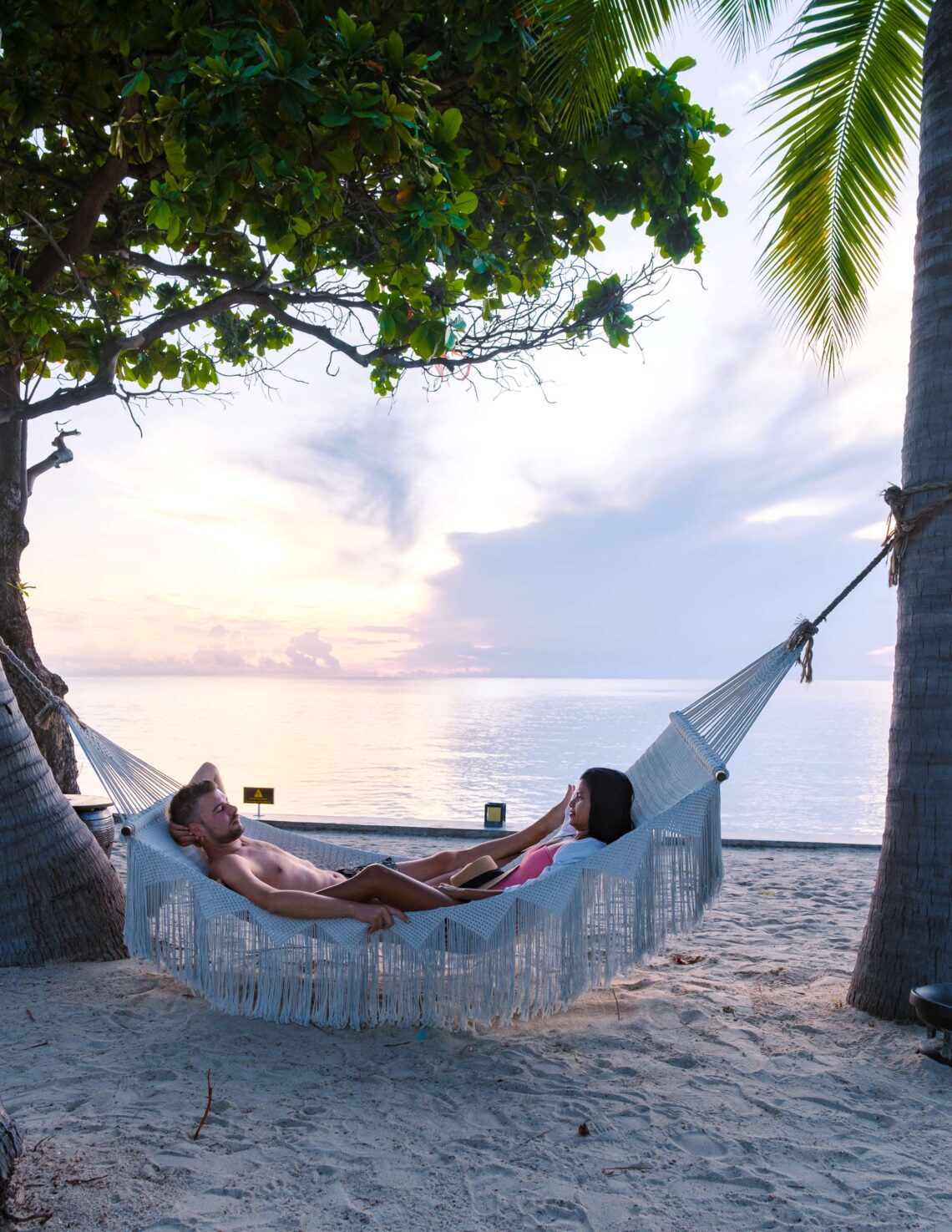 Descansando en una hamaca a la orilla de la playa