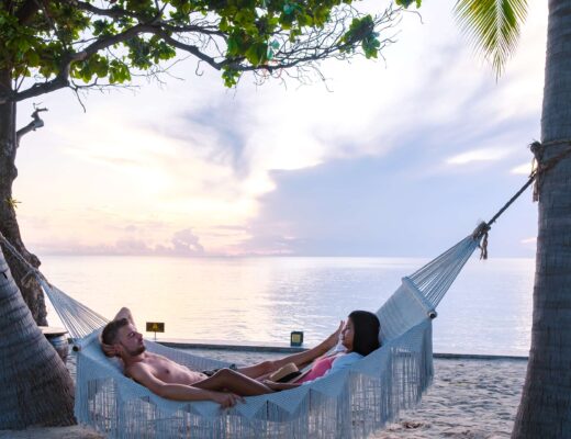 Descansando en una hamaca a la orilla de la playa