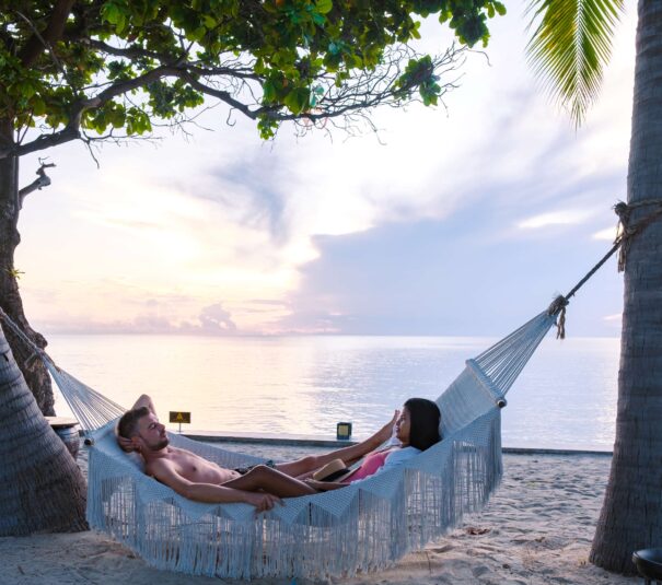 Descansando en una hamaca a la orilla de la playa