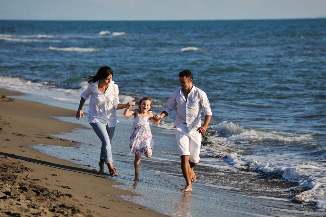 Familia disfrutando de la playa Isla Cortes Bahía de Altata