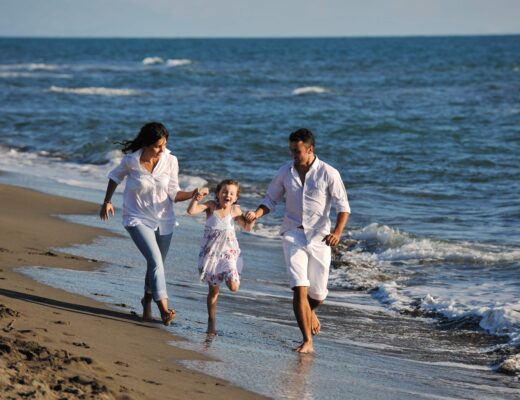 Familia disfrutando de la playa Isla Cortes Bahía de Altata