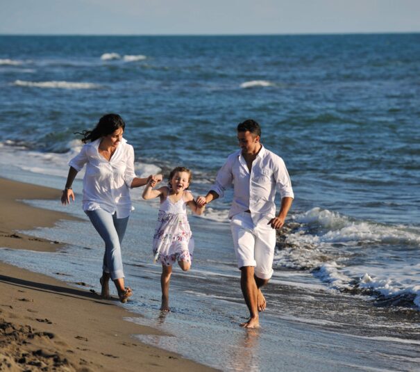 Familia disfrutando de la playa Isla Cortes Bahía de Altata