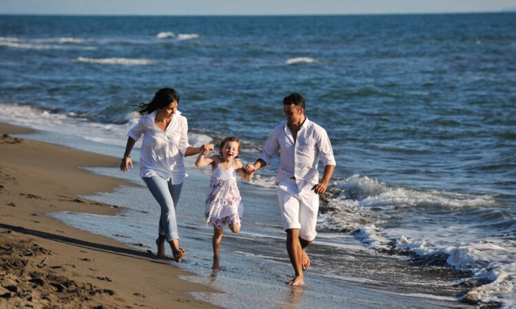 Familia disfrutando de la playa Isla Cortes Bahía de Altata