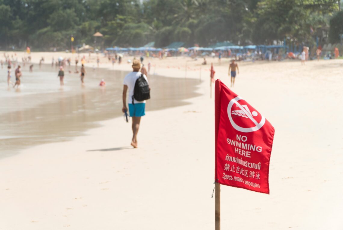Bandera roja en la playa representa prohibido bañarse o nadar en esa área de la playa
