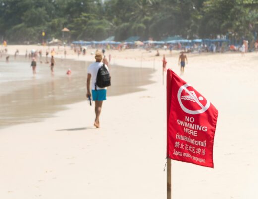 Bandera roja en la playa representa prohibido bañarse o nadar en esa área de la playa