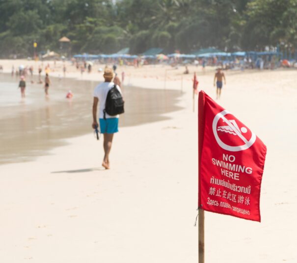 Bandera roja en la playa representa prohibido bañarse o nadar en esa área de la playa