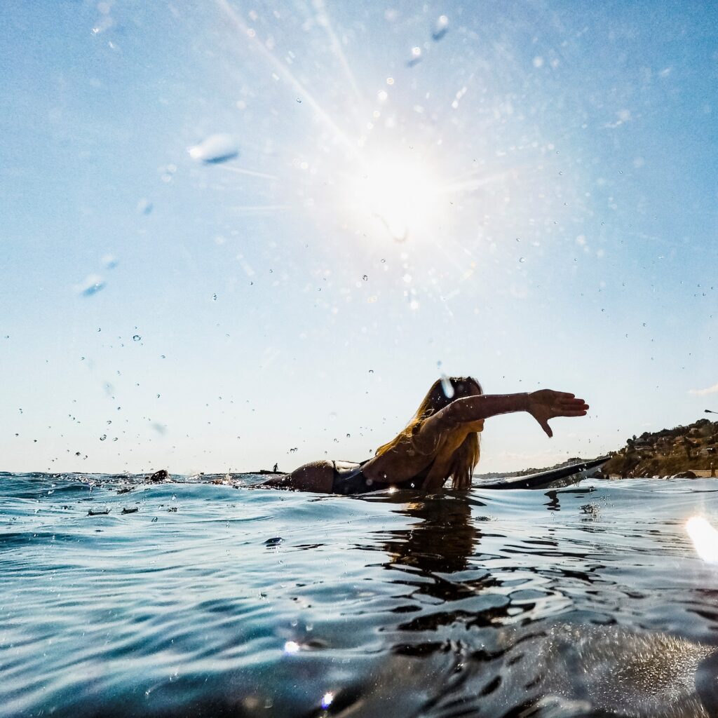 Mujer nadando en el mar