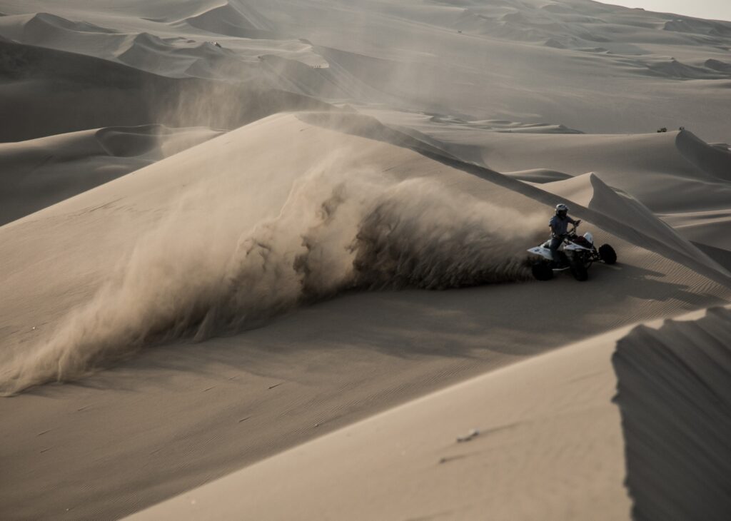 Destino de viaje de aventura increíble paisaje natural agradable belleza entre las dunas paseando en vehiculos especializados para la zona