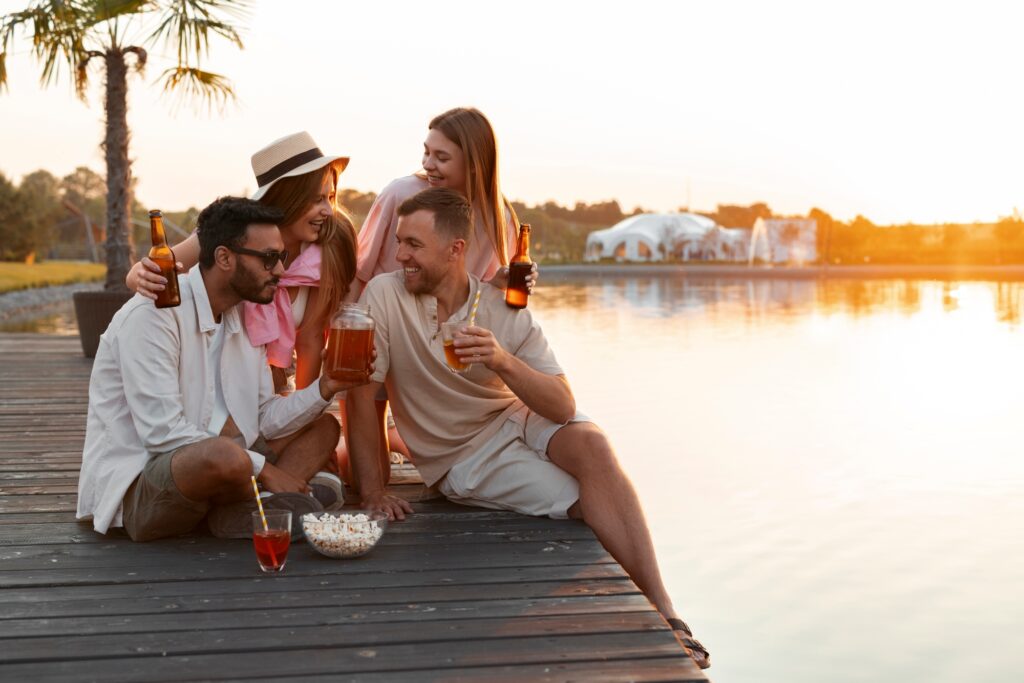 Estilo de vida de las personas disfrutando los atardeceres en la playa