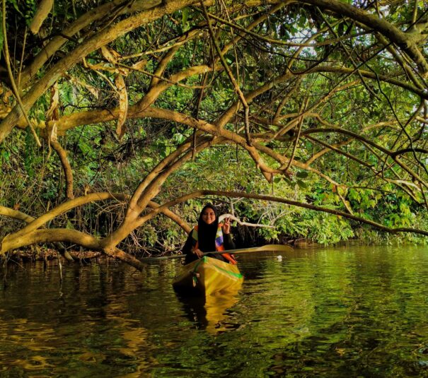Joven mujer en Paseo en Kayak entre los manglares
