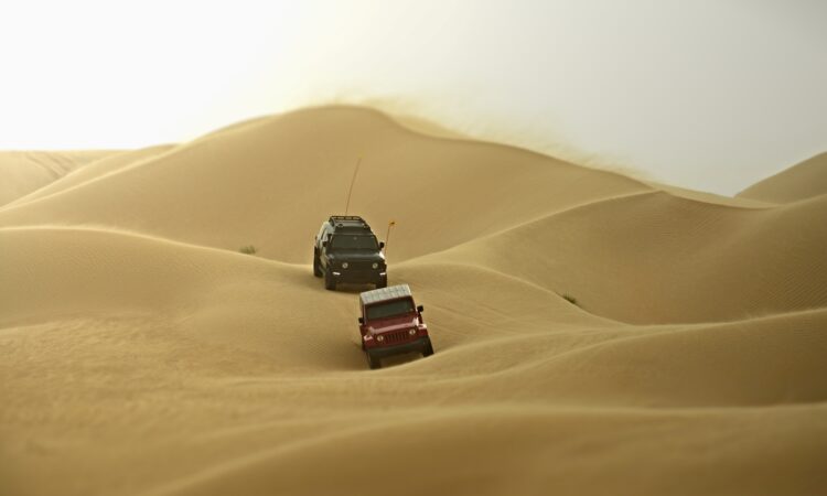 vehiculos-Jeep-4x4-en-dunas-de-arena-en-la-playa